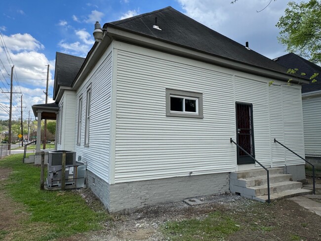 Building Photo - 401 S Lyerly St