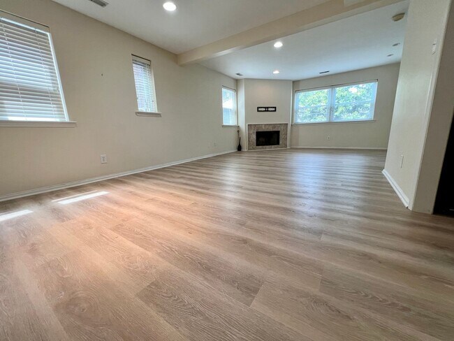 Foto del edificio - Stunning 1-Bedroom Apartment on the Main Line! Available Mid-October!