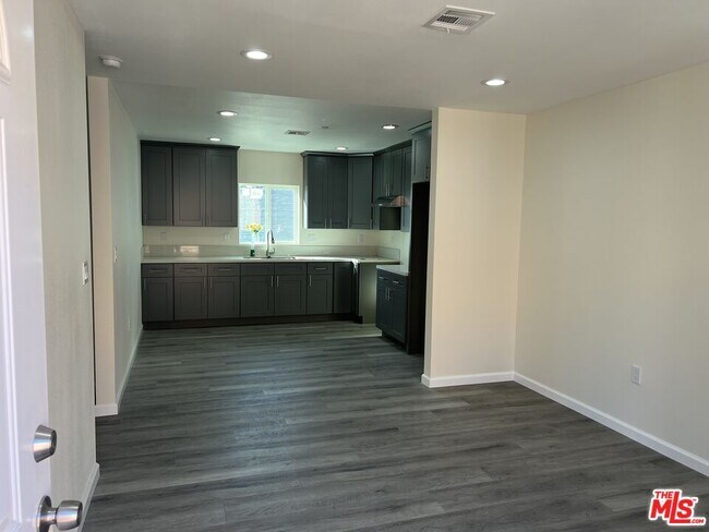 Building Photo - 1506 W Vernon Ave