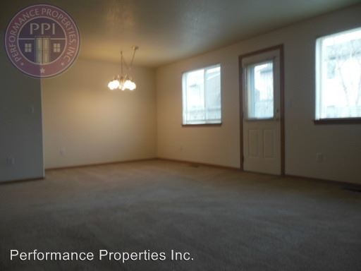 Building Photo - 2592-2592 NE Amber Ave