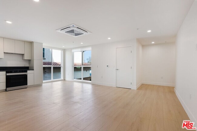 Foto del edificio - 8561 Belmont St