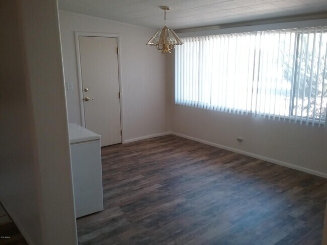 Foto del edificio - 11006 W Canterbury Dr