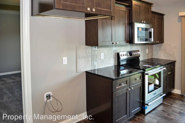 Foto del edificio - 5 br, 3 bath House - 9832 S. 79th St