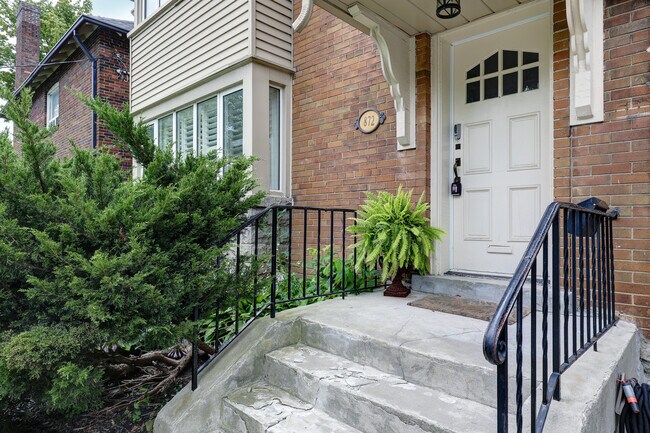 Building Photo - 872 Avenue Rd