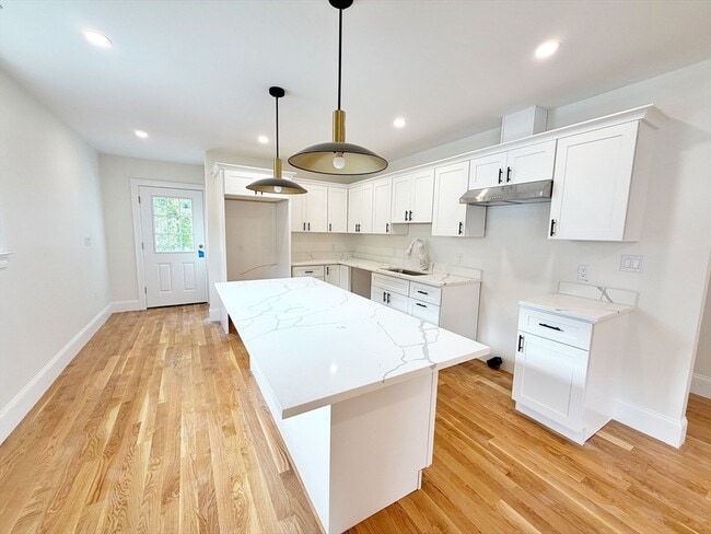 Foto del edificio - 28 Pitcher Ave