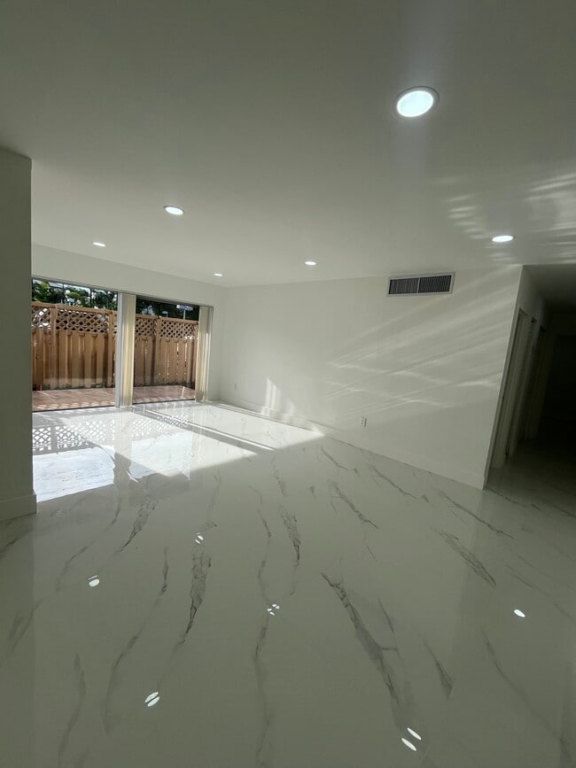 Foto del edificio - 4594 NW 79th Ave