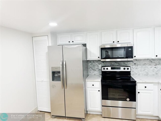 Building Photo - 9877 Westview Dr