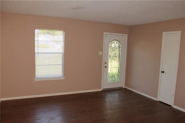 Foto del edificio - 711 Trailwood Dr E