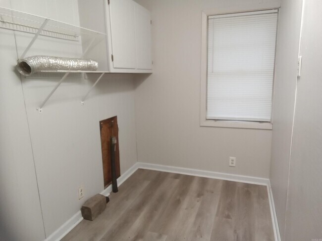 Foto del edificio - 8033 Sulphur Springs Rd