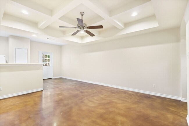 Foto del edificio - Charming Home Awaits: Spacious & Modern Li...