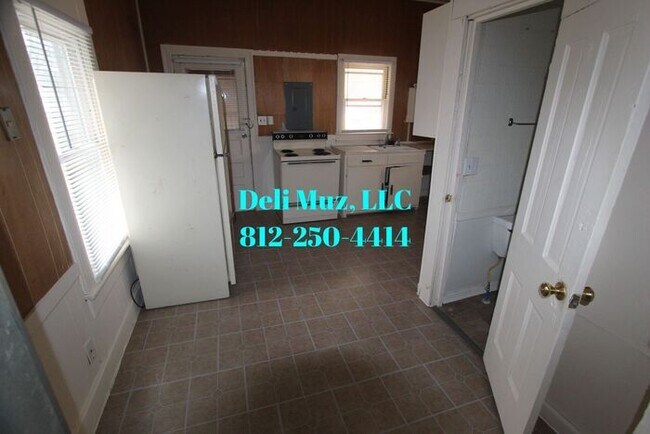 Building Photo - 1 Bedroom, 1 Bath with Washer/Dryer Hookup...