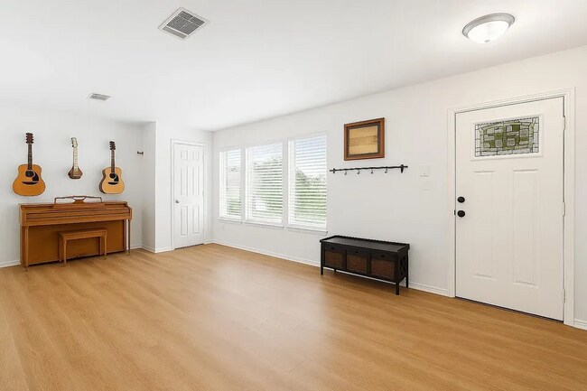 Foto del edificio - 2105 Zeppelin Dr