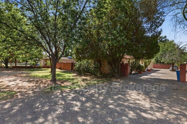 Building Photo - 1137 W Glenrosa Ave