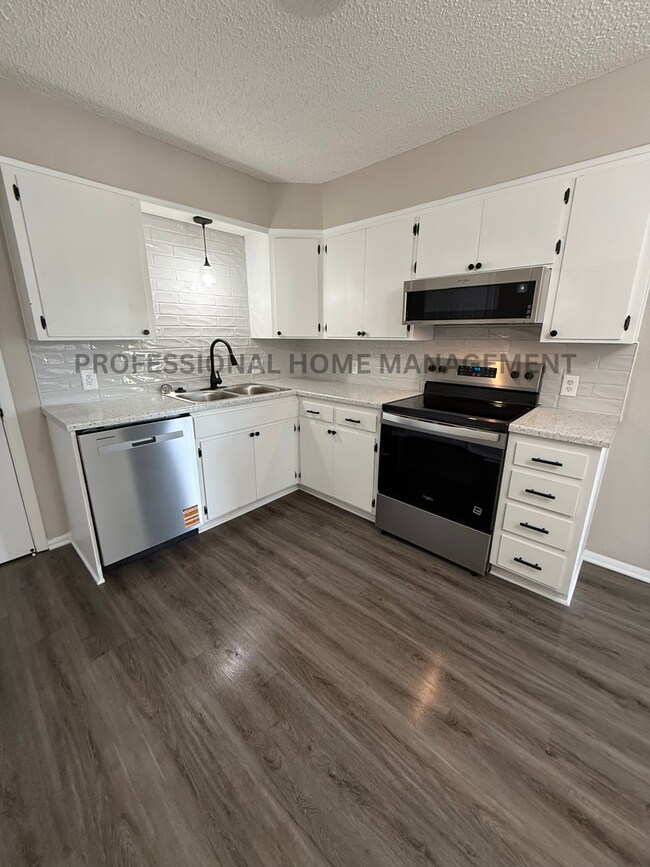 Building Photo - Open House 6/24 12:30-1! Bright, Fresh & F...