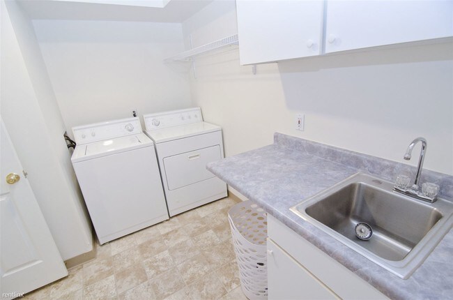Foto del edificio - 1275 Oak Ridge Ave