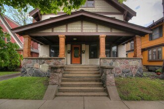 Building Photo - 360 Richard Terrace SE