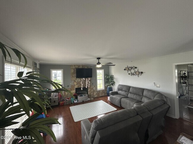 Foto del edificio - 303 Queenswood Blvd