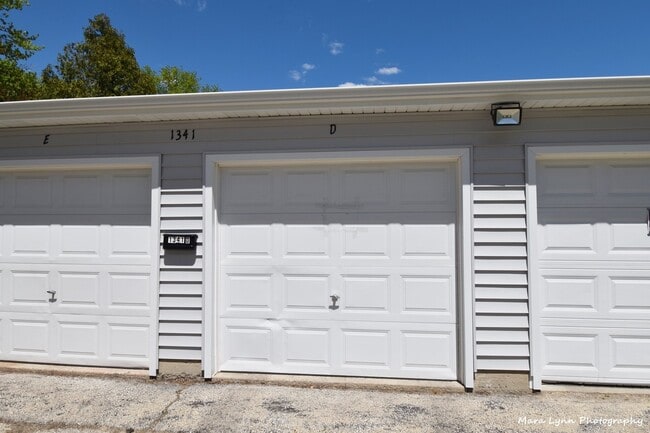 Building Photo - 1341 N Glen Cir