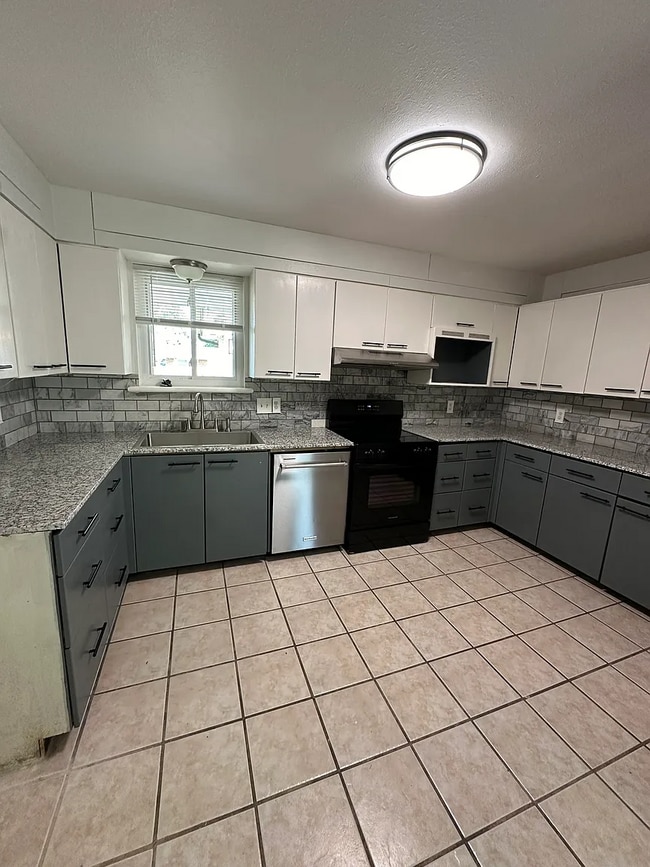 Photo - 220 W Ridge Rd House