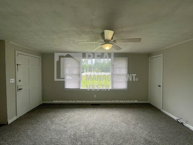 Building Photo - Solidly Built Three Bedroom House with Ope...