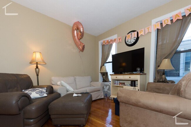 Foto del edificio - Avl 9/1! Spacious 4BR/2BA in Allston w/central AC, large bedrooms!