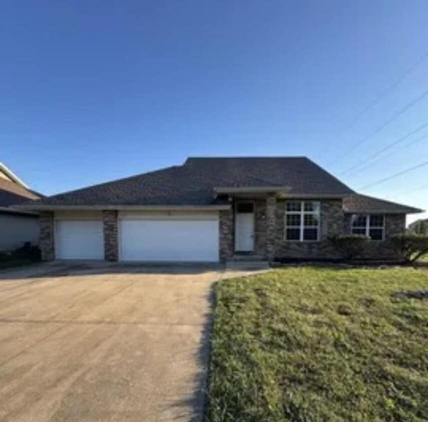 Primary Photo - 5 bed/3 bath house