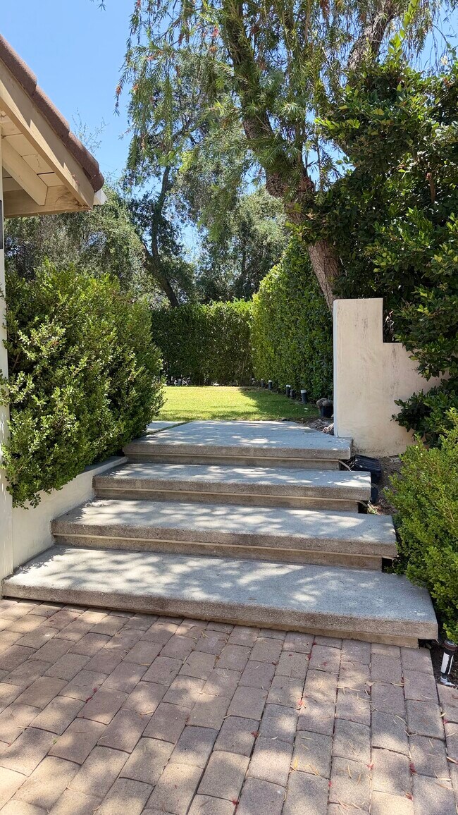 Building Photo - 1385 Greenmont Dr