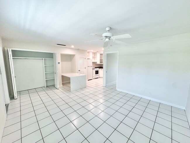 Building Photo - ** OLDE NAPLES ** 1 BED / 1 BATH ** CONDO ...