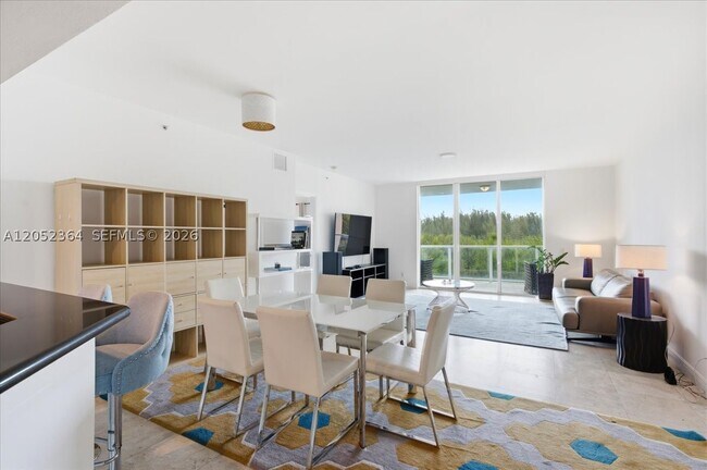 Foto del edificio - 14951 Royal Oaks Ln