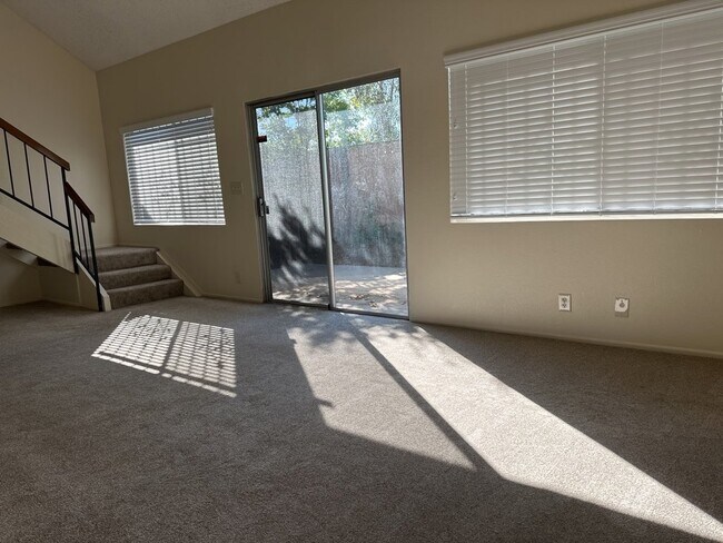 Building Photo - 3 Bed, 2 Bath Duplex with Open Floor Plan ...