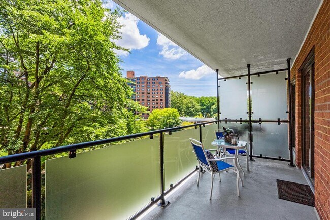 Foto del edificio - 4201 Cathedral Ave NW