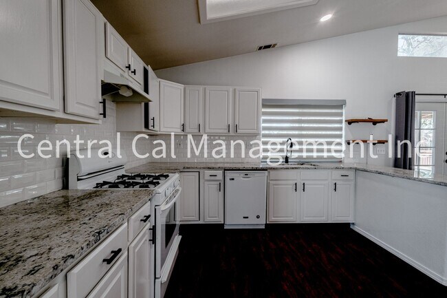 Foto del edificio - 4 Bedroom/2 Bath Home in Desired Riverlakes Community - $2395 per month!