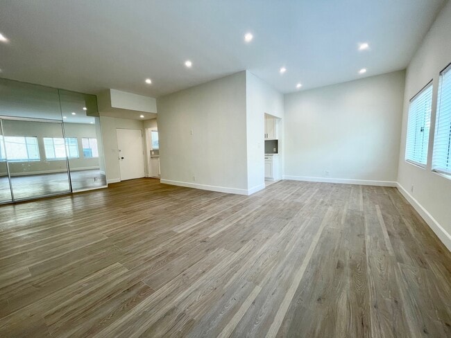 Building Photo - 134 S Elm Dr