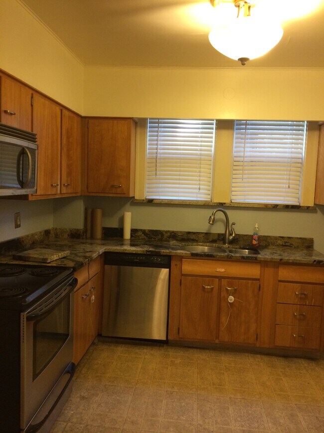 Building Photo - 2576 Beechwood Blvd