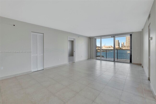 Building Photo - 801 N Venetian Dr