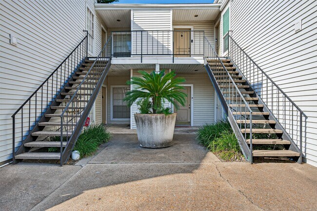 Building Photo - 9809 Richmond Ave.