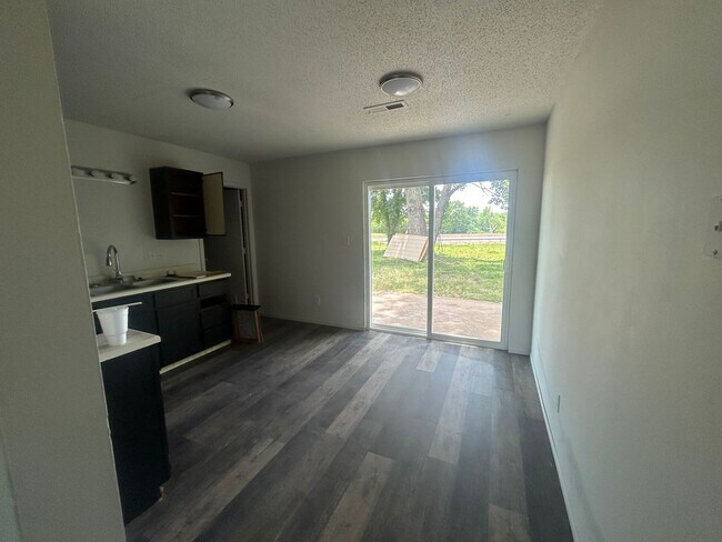 Building Photo - Newly Updated 3 bed 1 bath house.