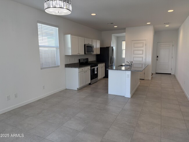 Building Photo - 40060 W Hillman Dr