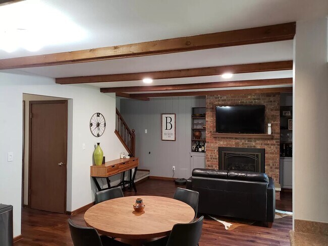 Comedor - 4880 S 69th St