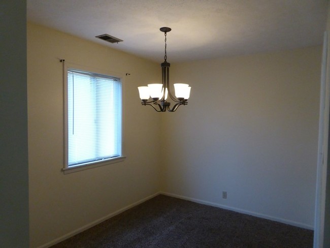 Building Photo - 2 Bedroom Apartment on the Eastside