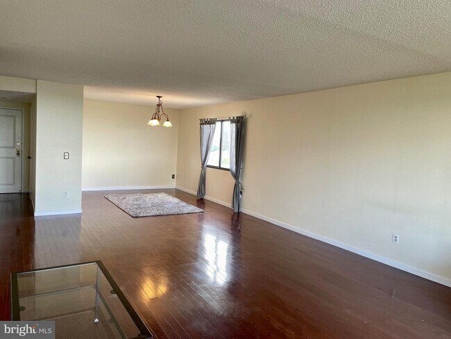 Foto del edificio - 6101 Edsall Rd