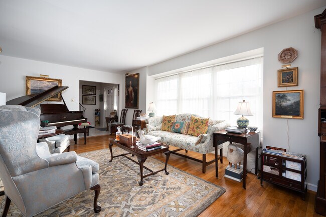 Living Room - 2409 Sweetbriar Rd