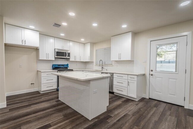Building Photo - 6003 De Moss Dr