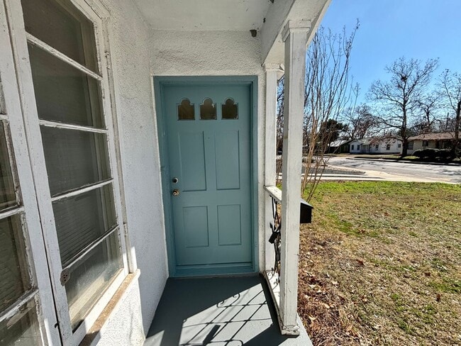 Building Photo - 1 Bedroom Home with Large Backyard on North Loop!