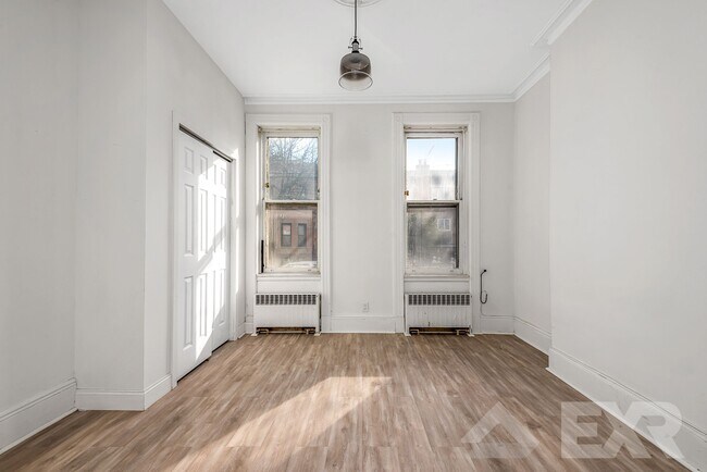 Foto del edificio - 59-29 Linden St