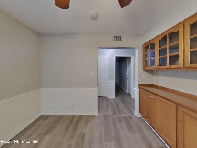 Foto del edificio - 8588 Lamanto Ave N