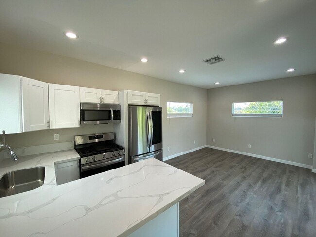 Foto del edificio - NEW (2023) 4BD/2BA!! Back gate exits right...