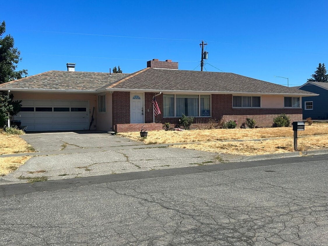 Primary Photo - Beautiful Ranch style 3 bed/2 bath home - ...