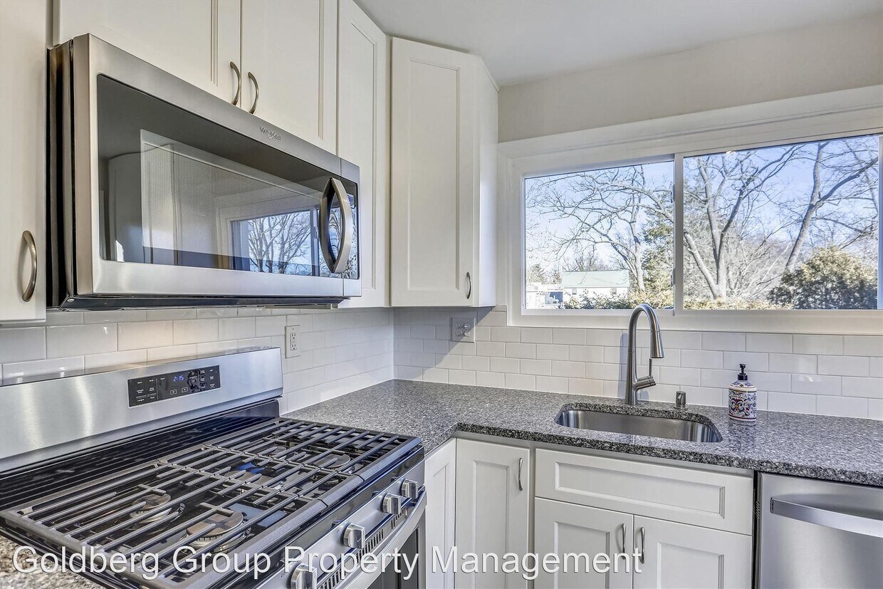 Primary Photo - 5 br, 3 bath House - 304 Lincoln Avenue