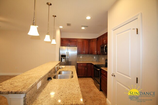 Foto del edificio - Beautiful 3 Bedroom Townhouse Near Both Bases